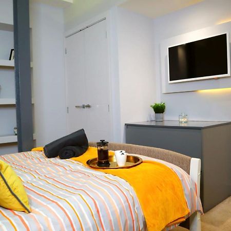 Trendy Urban Industrial Apartment - Great Location - Parking - Fast Wifi - Smart Tv - Beautiful 2 Double Bedroom Apartment Sleeps Up To 4! Bournemouth Eksteriør bilde