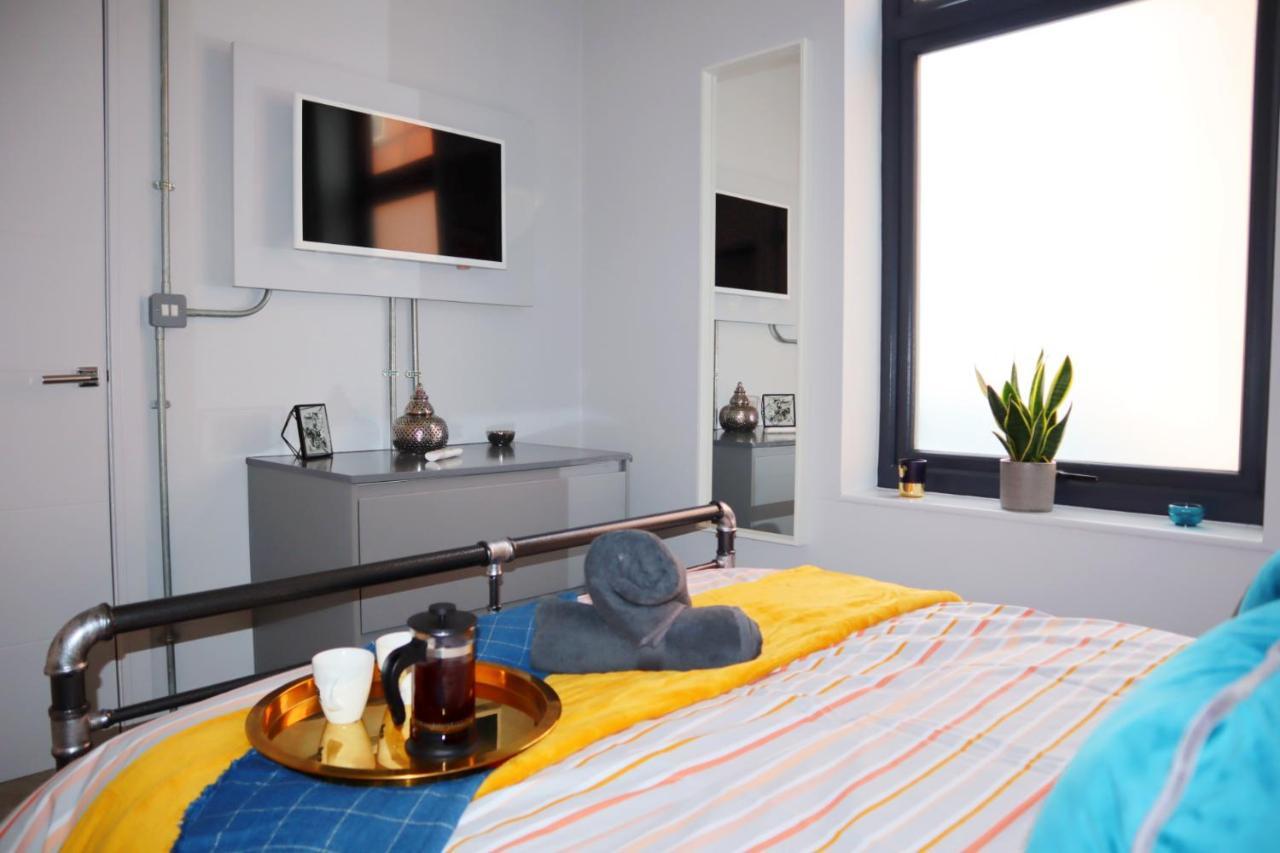 Trendy Urban Industrial Apartment - Great Location - Parking - Fast Wifi - Smart Tv - Beautiful 2 Double Bedroom Apartment Sleeps Up To 4! Bournemouth Eksteriør bilde