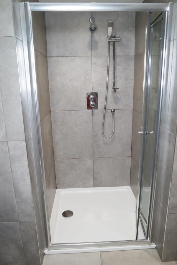 Trendy Urban Industrial Apartment - Great Location - Parking - Fast Wifi - Smart Tv - Beautiful 2 Double Bedroom Apartment Sleeps Up To 4! Bournemouth Eksteriør bilde