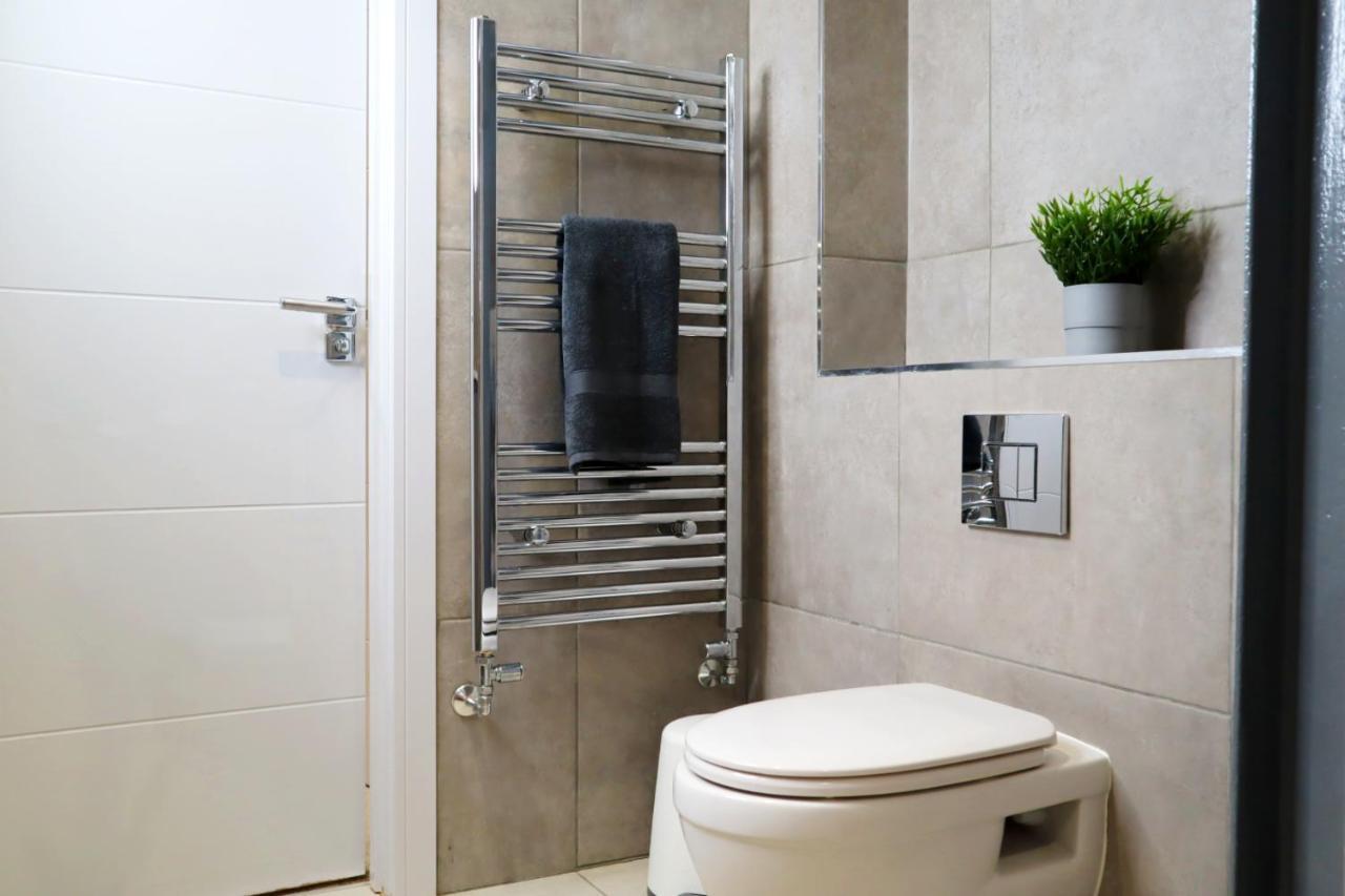 Trendy Urban Industrial Apartment - Great Location - Parking - Fast Wifi - Smart Tv - Beautiful 2 Double Bedroom Apartment Sleeps Up To 4! Bournemouth Eksteriør bilde