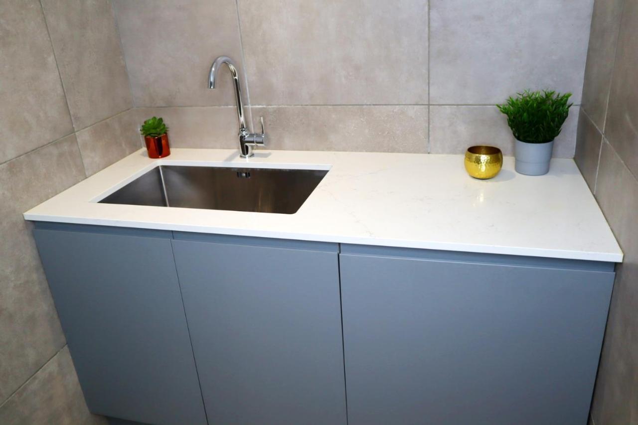 Trendy Urban Industrial Apartment - Great Location - Parking - Fast Wifi - Smart Tv - Beautiful 2 Double Bedroom Apartment Sleeps Up To 4! Bournemouth Eksteriør bilde